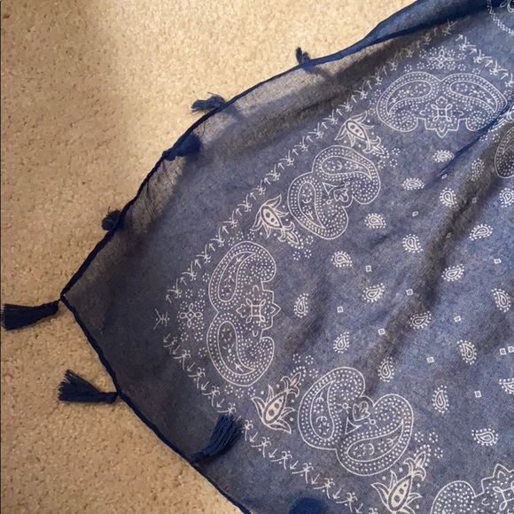 Sheer blue and white scarf - Picture 2 of 3